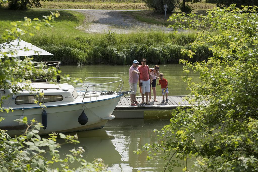 Camping Du Port De Plaisance Peronne  Exterior photo