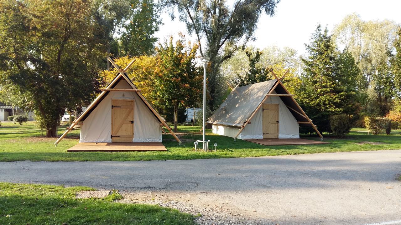 Camping Du Port De Plaisance Peronne  Exterior photo